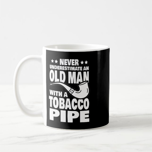 Mug Les hommes ne sous-estiment jamais un vieil homme  (Gauche)
