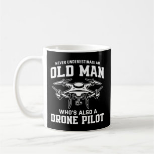 Mug Les hommes ne sous-estiment jamais un vieil homme 