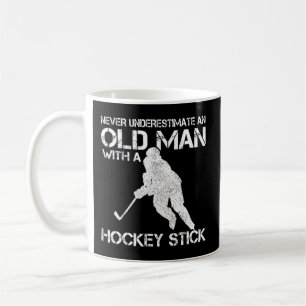 Mug Les Hommes Ne Sous-Estiment Jamais Un Vieux Homme 
