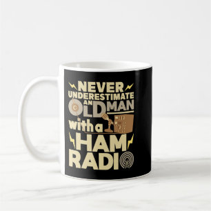Mug Les Hommes Ne Sous-Estiment Jamais Un Vieux Homme