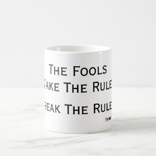 Mug Les imbéciles établissent les règles, les règles