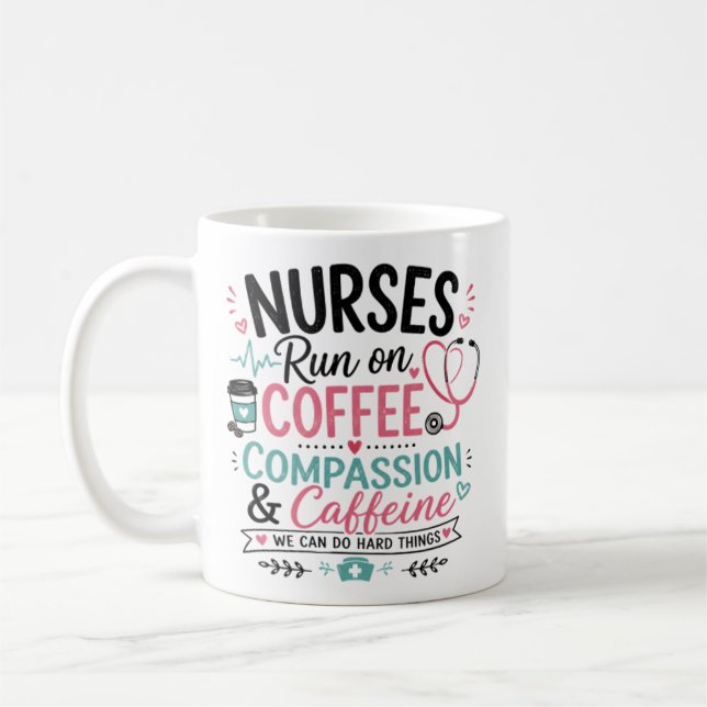 Mug Les infirmières fonctionnent à la compassion et à  (Gauche)