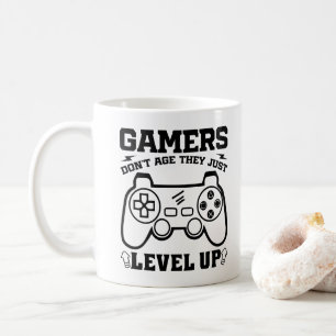 Mug Les joueurs ne vieillissent pas, ils montent simpl
