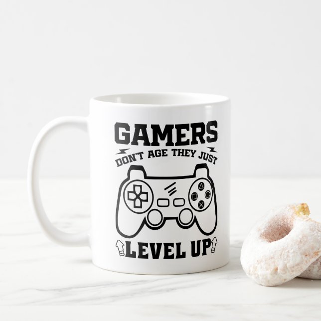 Mug Les joueurs ne vieillissent pas, ils montent simpl (Avec donut)