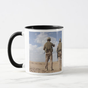 Mug Les marines balayent l'horizon pour l'activité