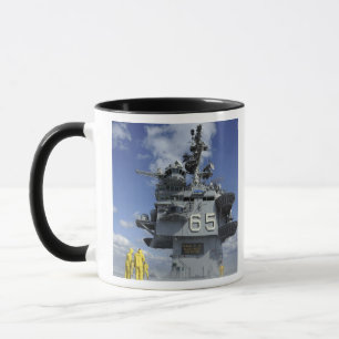 Mug Les marins de département d'air examinent le syst