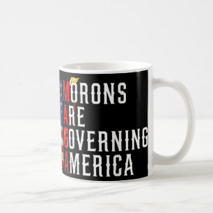 Mug Les Morons dirigent l'Amérique Trump drôle 2024