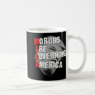 Mug Les Morons dirigent l'Amérique Trump drôle 2025