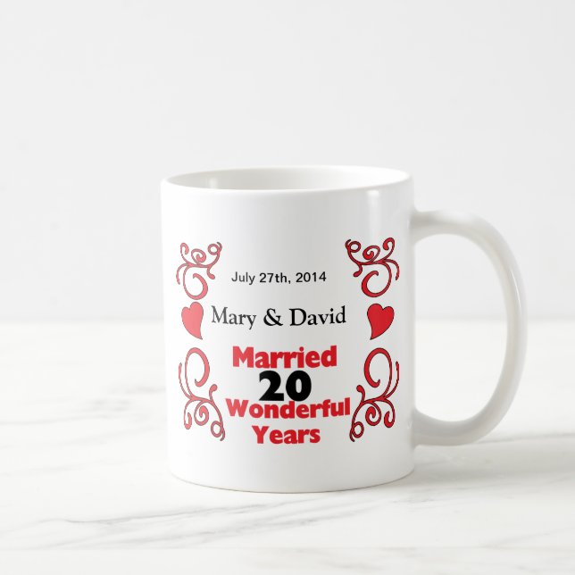 Mug Les noms rouges de rouleau et de coeurs et datent (Droite)