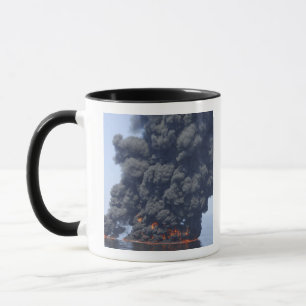 Mug Les nuages foncés de la fumée et du feu émergen