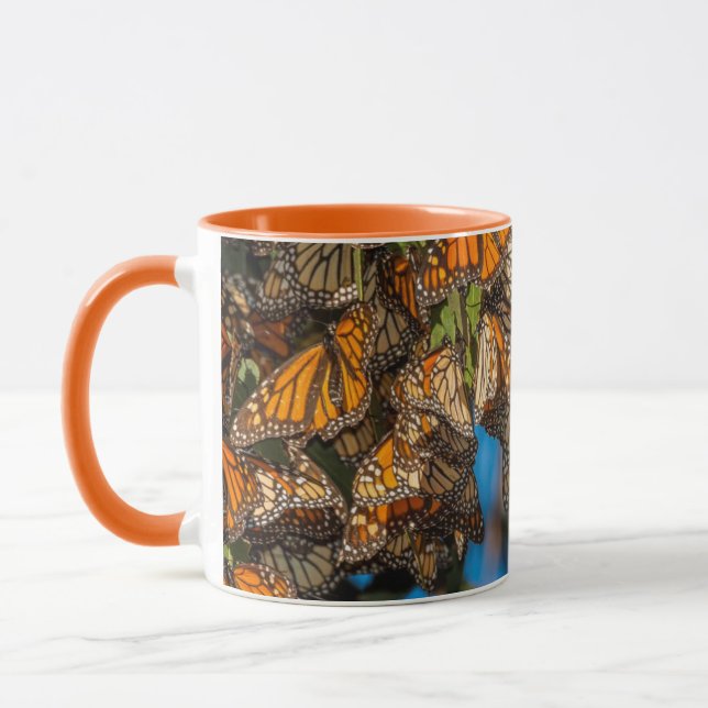 Mug Les papillons monarques migrateurs s'accrochent au (Gauche)