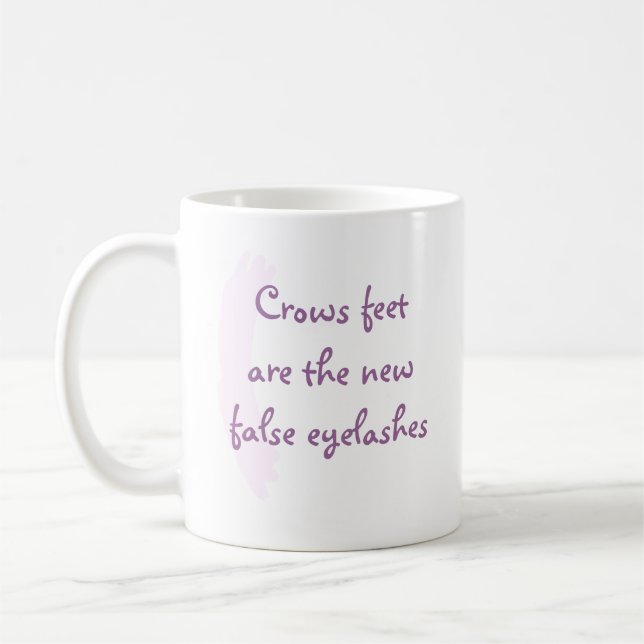 Mug Les pieds de corbeaux sont les faux cils (Gauche)