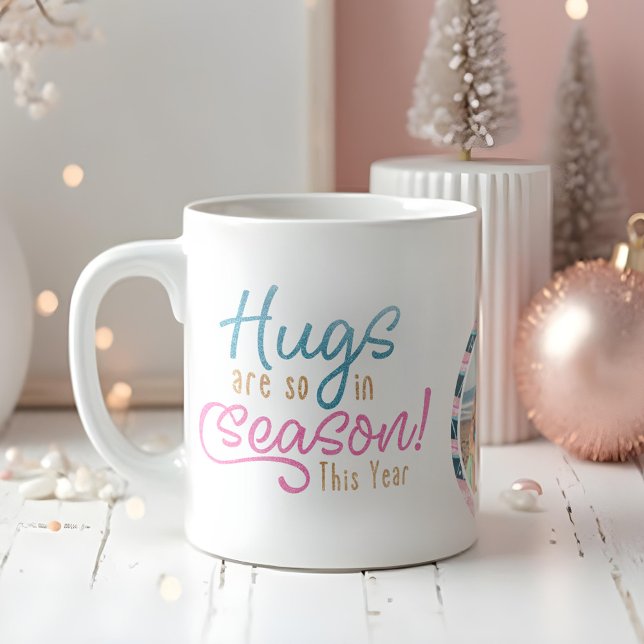 Mug Les porcs sont si en saison cette année | Photo de (Hugs Are so in Season This Year | Fun Family Photo Coffee Mug)