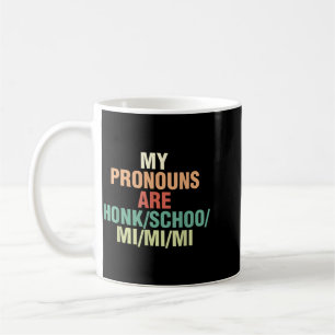Mug Les pronoms sont Honk Schoo Mi Mi Mi sarcastique