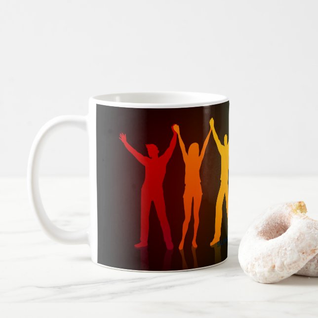 Mug Les six silhouettes debout de Slipperyjoe, bras le (Avec donut)