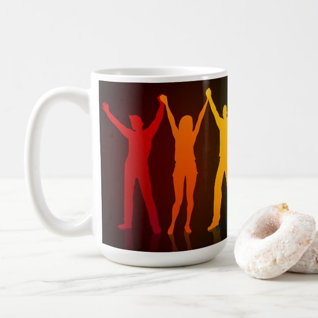 Mug Les six silhouettes debout de Slipperyjoe, bras le (Avec donut)