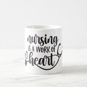 Mug Les soins infirmiers sont une oeuvre de coeur.