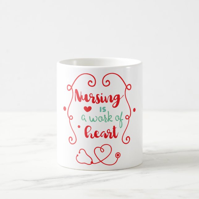 Mug Les soins infirmiers sont une oeuvre de coeur (Centre)