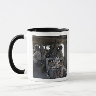 Mug les soldats surveillent les dangers