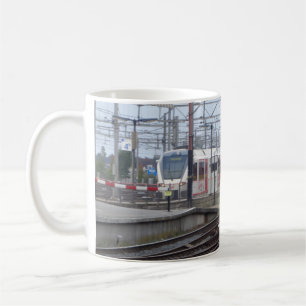 Mug Les trains de voyageurs arrivant à la station,