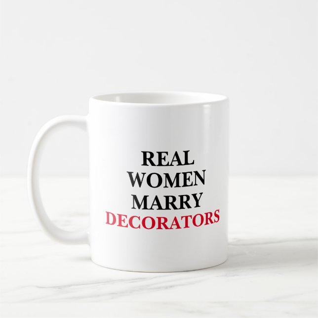 Mug Les vraies femmes épousent des décorateurs (Gauche)