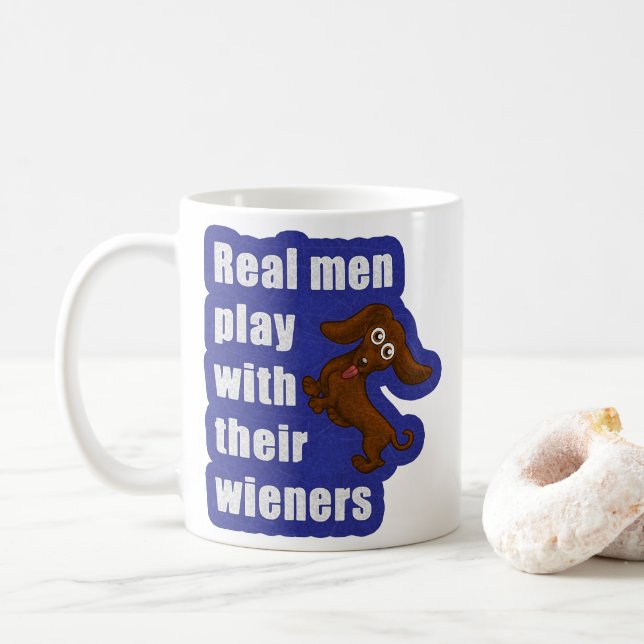 Mug Les vrais hommes jouent avec leurs saucisses, (Avec donut)