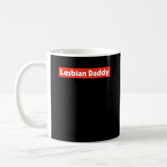 Mug Lesbian Daddy Arrière - plan rouge LGBT (Gauche)