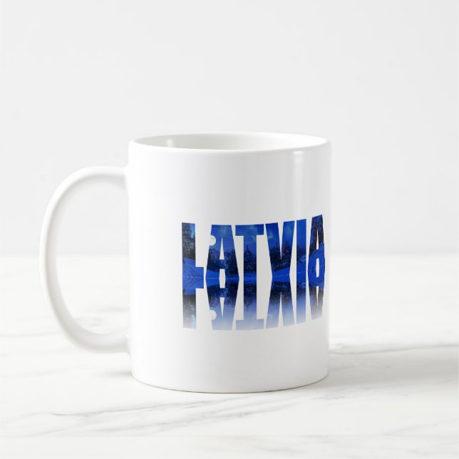 Mug Lettonie hiver nuit texte avec réflexion (Gauche)