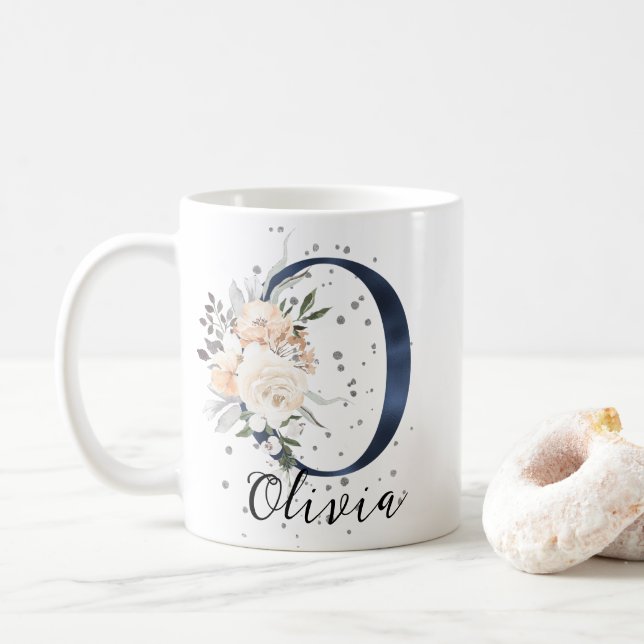 Mug LETTRE BLEUE O Peach Crème Florale Monogramme (Avec donut)