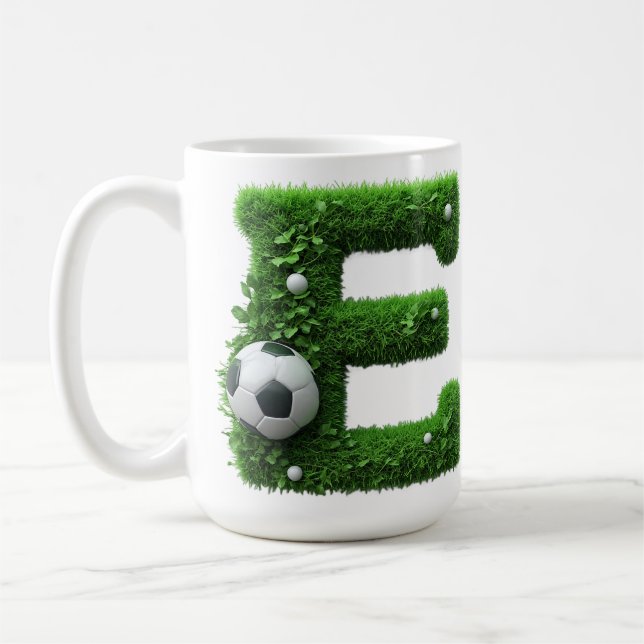 Mug Lettre E en topiaire d'herbe verte avec ballon de  (Gauche)