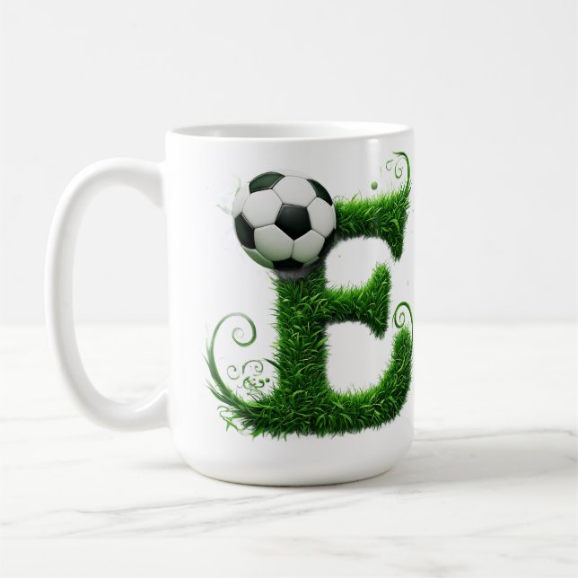 Mug Lettre E en topiaire d'herbe verte avec ballon de  (Gauche)