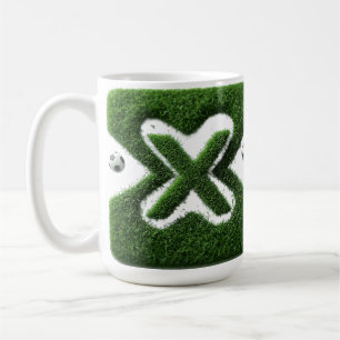 Mug Lettre en gazon façonné avec ballons de football