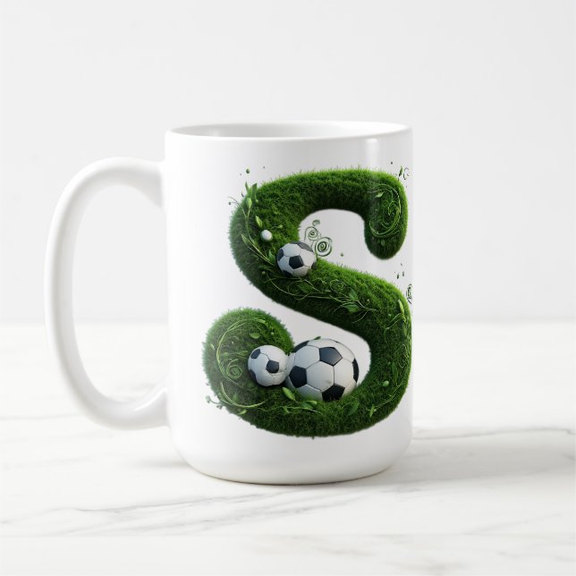 Mug Lettre en herbe formée avec des ballons de footbal (Gauche)