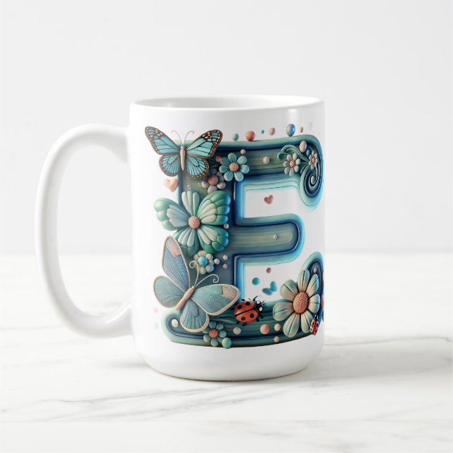 Mug Lettre Florale Élégante E avec Papillons (Gauche)