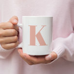 Mug Lettre initiale | Monogramme Moderne Peach Design<br><div class="desc">Simple,  élégante lettre initiale personnalisée monogramme tasse de café dans la typographie minimaliste moderne en rose pêche. Un cadeau personnalisé parfait ou un accessoire avec une touche personnelle!</div>