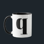 MUG LETTRE INITIALE MONOGRAPHIQUE MODÈLE Q NOIR ET BLA<br><div class="desc">Joli monogramme q moderne en noir et blanc. Si votre lettre préférée ne fonctionne pas sur cette tasse,  s'il vous plaît voir la collection de tasse monogramme pour la lettre que vous voulez ou contactez-moi.</div>
