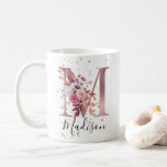 Mug LETTRE MONOGRAPHIQUE MOULAIRE ROSE Rose DOUCE M<br><div class="desc">De belles fleurs d'aquarelle rose rose et poussiéreuses ornent une feuille de papier mauve lettre initiale "M". Ajoutez un nom à ce magnifique monogramme d'alphabet floral pour un cadeau unique qu'elle chérira pour toujours. L'illustration et le nom peuvent être remplacés par votre propre image et texte, si vous le souhaitez....</div>
