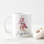 Mug LETTRE MOYENNE MOUVE Pink Floral Rose J<br><div class="desc">De belles fleurs d'aquarelle rose rose poussiéreuses ornent une lettre initiale "J" en papier peint de couleur mauve. Ajoutez un nom à ce magnifique monogramme d'alphabet floral pour un cadeau unique qu'elle chérira pour toujours. L'illustration et le nom peuvent être remplacés par votre propre image et texte, si vous le...</div>