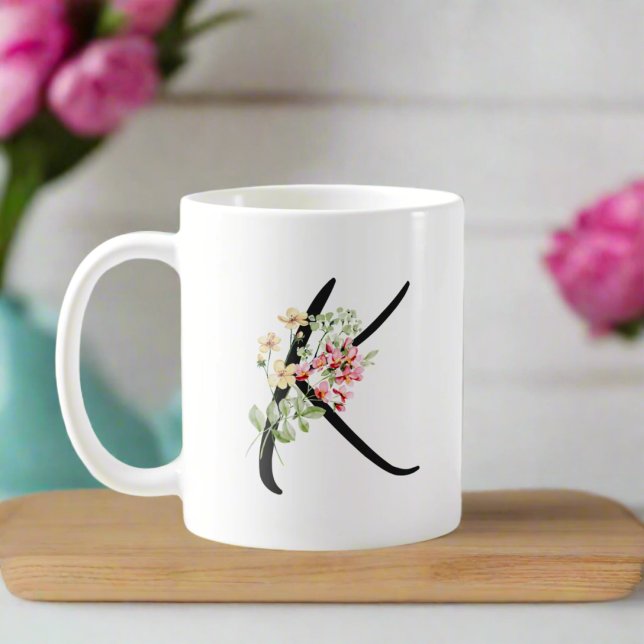 Mug Lettre noire florale élégante Typographie "K" (Créateur téléchargé)