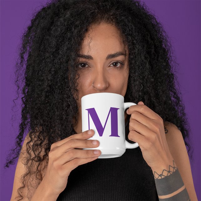 Mug Lettre royale violet personnalisée initiale person (Créateur téléchargé)