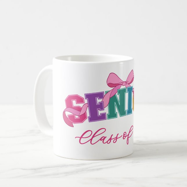 Mug Lettre universitaire à ruban rose promotion année  (Devant gauche)