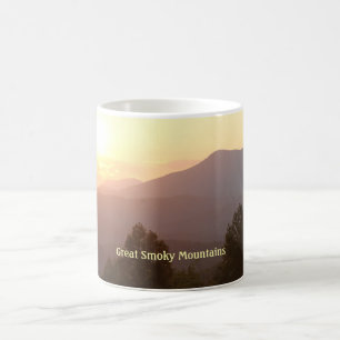 Mug Lever de soleil dans les grandes montagnes fumées,