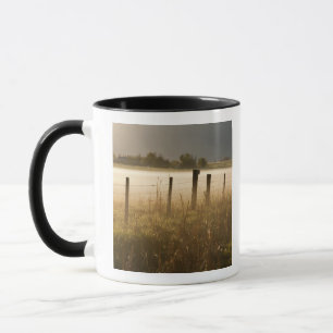 Mug Lever de soleil éclairant le brouillard le long d'