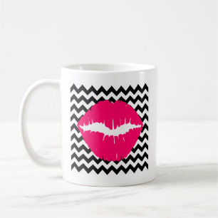 Mug Lèvres roses vives sur zigzag noir et blanc