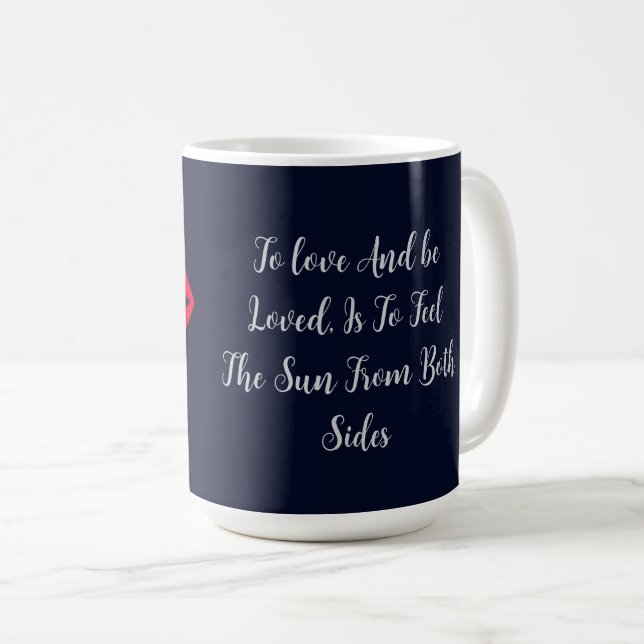 Mug Lèvres Rouges Mordant une Chaîne Dorée Élégante (Devant droit)