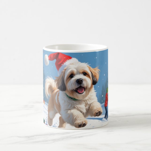 Mug Lhasa Apso courant dans la neige avec un chapeau d (Centre)