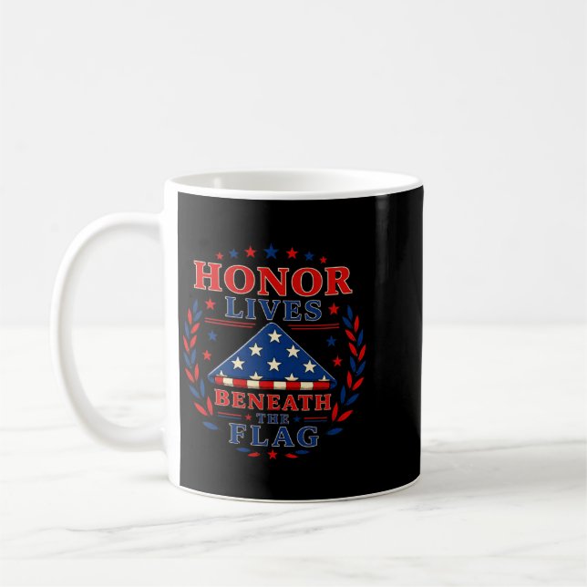 Mug L'honneur vit sous l'art patriotique du drapeau (Gauche)