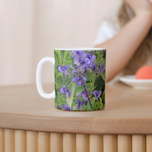 Mug Libellule Darner aux Yeux Bleus sur Fleurs Violett (In Situ Table)