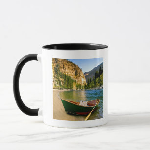 Mug L'IDAHO, bateau de pêche sur une plage sablonneuse
