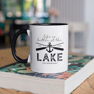 Mug Life is Better Lake House Nom de famille
